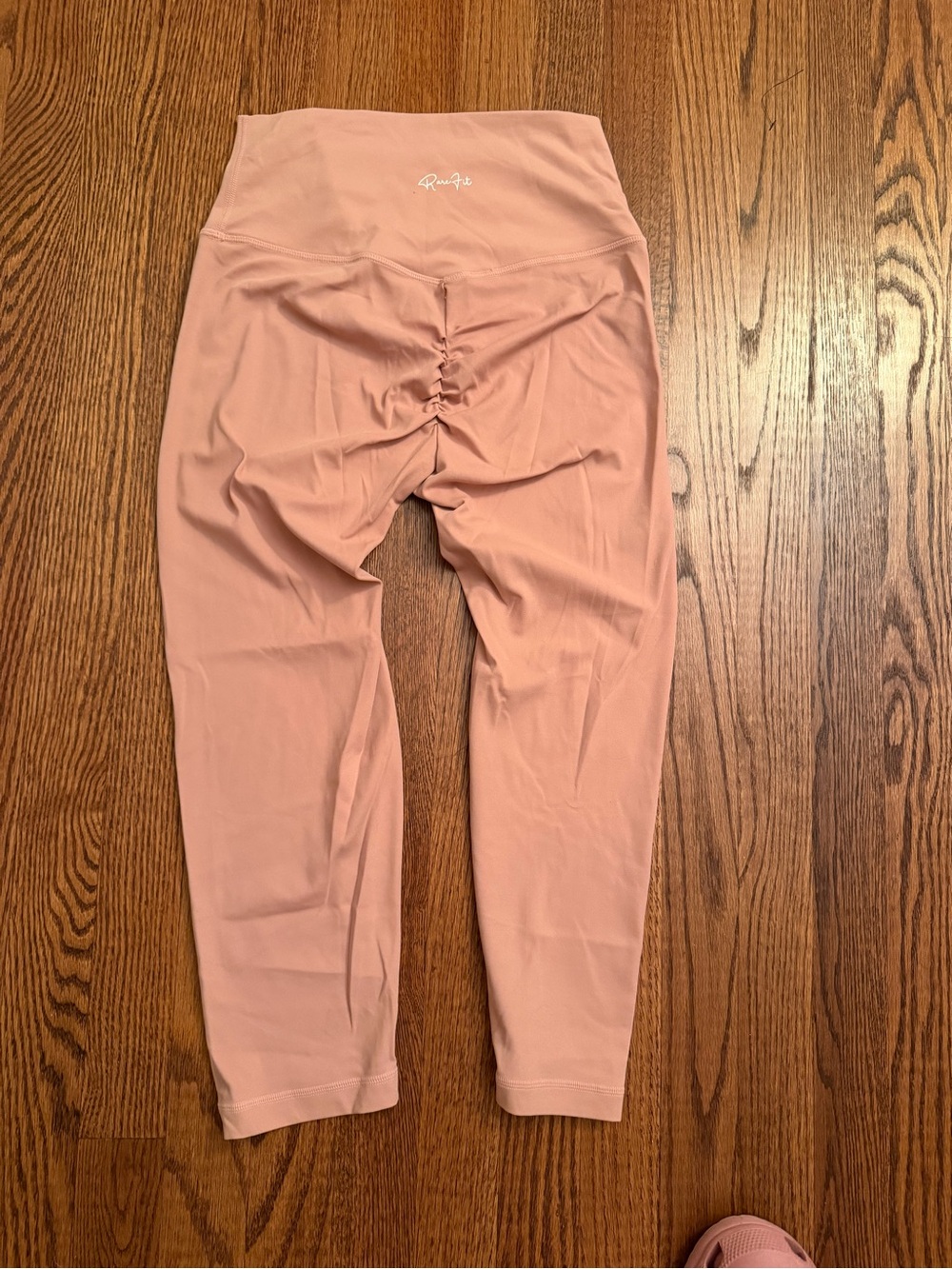NWOT Rare Fit Scrunch Butt leggings size M in pink 3/4